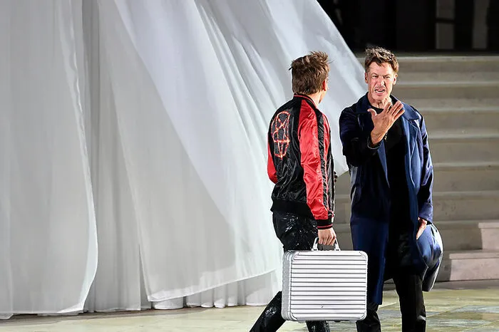 Hanno Koffler als "Guter Gesell" mit "Jedermann" Moretti   während einer Fotoprobe drei Tage vor der Premiere.