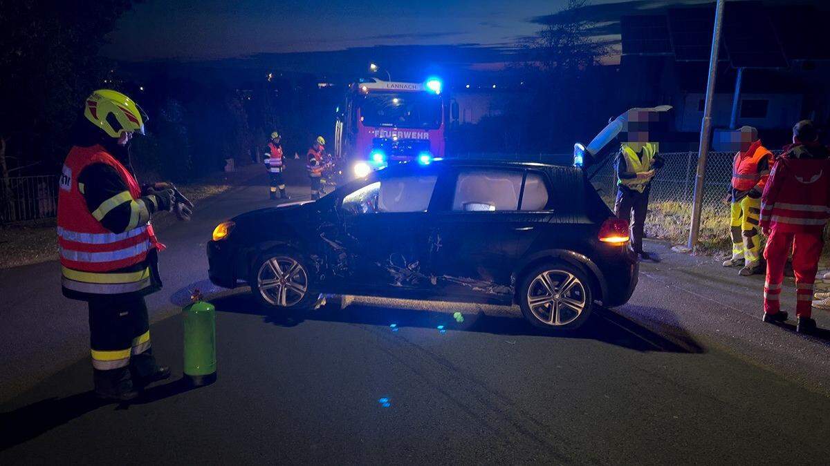 Die beschädigten Fahrzeuge wurden von der Feuerwehr gesichert abgestellt