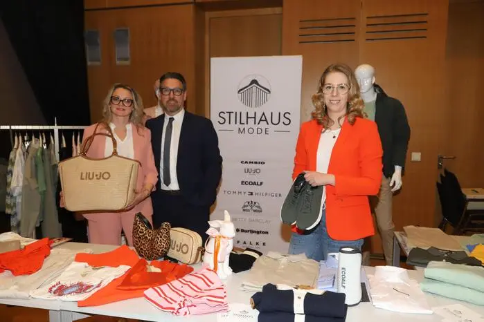 Rund 50 Betriebe präsentieren heuer ihre Angebote und Leistungen – überwiegend aus Feldkirchen, aber auch aus den umliegenden Gemeinden. Im Fokus stehen dabei regionale Unternehmen, Handwerksbetriebe, Dienstleister, Händler sowie Direktvermarkter und Produzenten. Ziel der Veranstaltung ist es, die Vielfalt der regionalen Wirtschaft sichtbar zu machen und den Einkauf vor Ort zu stärken.