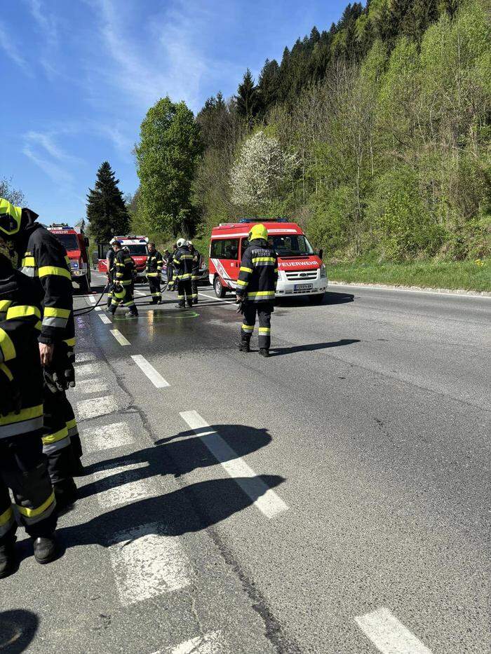 Die Feuerwehren säuberten die Fahrbahn nach dem Unfall 