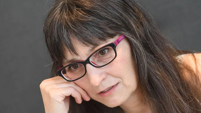 Seit 2014 ist die gebürtige Linzerin freie Autorin (u.a. "FanniPold", "Watschenmann"). Karin Peschka liest auf Einladung von Stefan Gmündner.