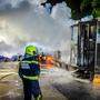 Die Feuerwehren Mooskirchen, Söding und Lieboch rückten Mittwochnacht zu einem Lkw-Brand aus - der Anhänger brannte komplett aus, der Fahrer blieb unverletzt
