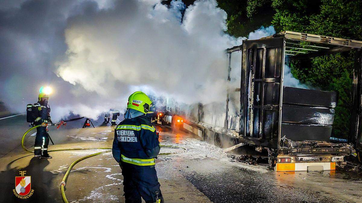 Die Feuerwehren Mooskirchen, Söding und Lieboch rückten Mittwochnacht zu einem Lkw-Brand aus - der Anhänger brannte komplett aus, der Fahrer blieb unverletzt