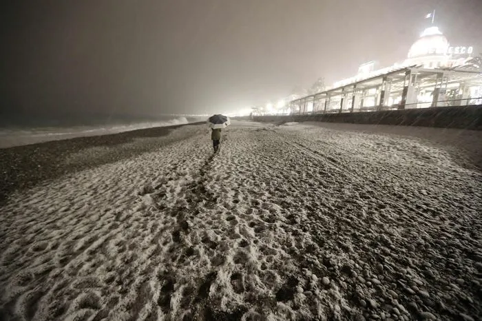 Sogar an der Promenade des Anglais in Nizza herrschen winterliche Bedingungen.