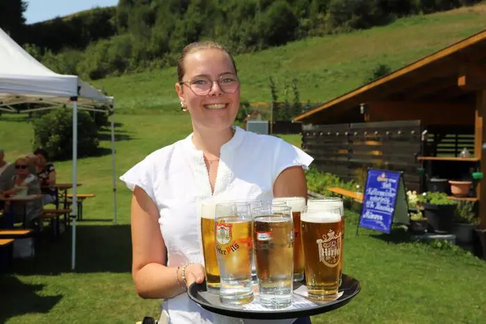 Zum Gulasch gab es auch genug, kühle Getränke.