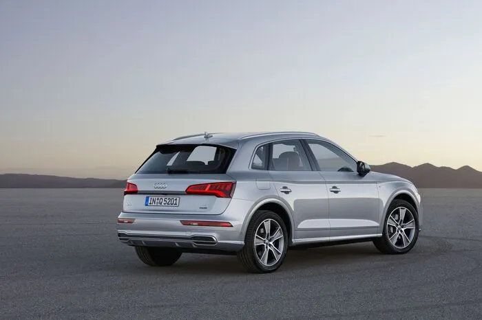 Der Audi Q5 startet im ersten Quartal 2017 mit vier TDI und einem TFSI: Den 2.0 TDI gibt es mit 150, 163 PS und 190 PS, der 3.0 TDI bringt es auf 286 PS und 620 Newtonmeter Drehmoment. Der 2.0 TFSI gibt 252 PS ab, soll sich jedoch auf 100 Kilometer mit 6,8 Liter Benzin begnügen (154 g CO2/km). Sie werden kombiniert mit Front- oder Allradantrieb, einen Sechsgang-Schaltgetriebe, der Siebengang- oder der Achtstufen-Automatik. Der neue Quattro-Triebstrang mit Ultra-Technologie ist für den 2.0 TDI mit 163 und 190 PS)und für den 2.0 TFSI mit 252 PS serienmäßig an Bord, beim Einsteiger-Diesel mit 150 PS liefert ihn Audi auf Wunsch. Der quattro mit ultra-Technologie koppelt den Hinterachsantrieb immer dann ab, wenn er nicht gebraucht wird.