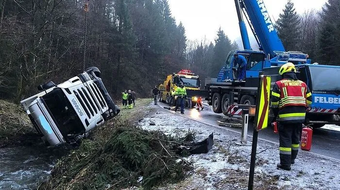Der Lkw war in den Bach gestürzt
