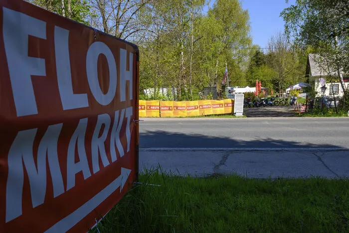 Der Flohmarkt findet am Gelände neben der Hexenstube statt.