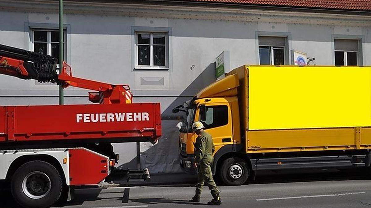 Der Lkw riss die Werbetafel aus der Verankerung