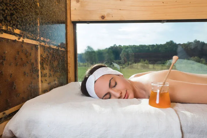 Eine besondere Erfahrung ist die Apitherapie im 33 Grad warmen Bienenhaus, wo der Duft von Wachs, Propolis und Honig durch Gitterfenster, hinter denen die Bienen im Stock arbeiten, betörend angenehm in die Nase steigt. „Die schleimlösenden Aromastoffe sind gut für die Atemwege, helfen bei Asthma, Lungenkrankheiten oder Sinusitis“, sagt Daniela. Das Summen der Bienen im Ohr, den Blick durch das Glasfenster auf die emsig ein- und ausfliegender Bienen gerichtet, ist die Apitherapie sehr erholsam.