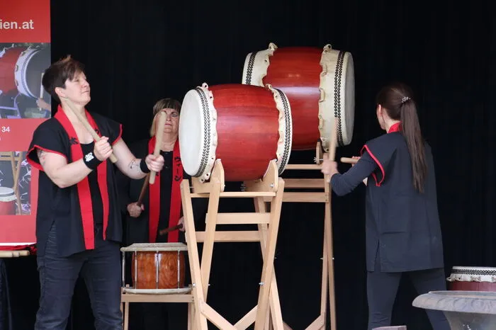 Taiko Wien gestaltete die Feierlichkeit mit traditionellem japanischen Trommeln.