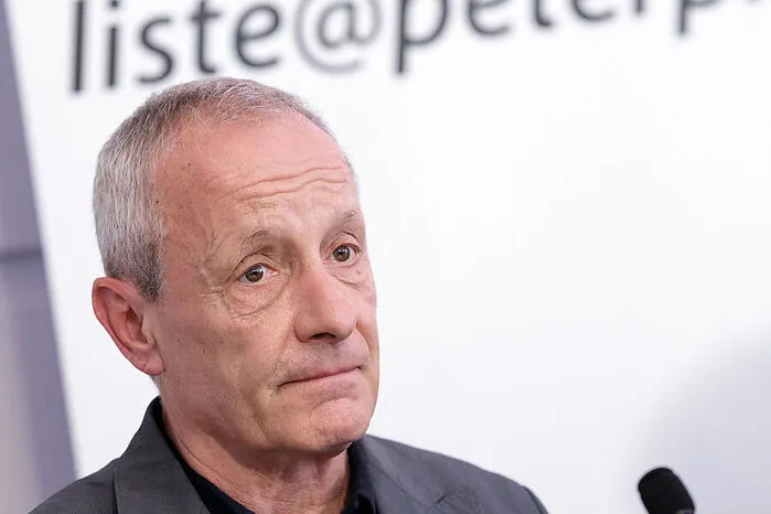 Nachdem Pilz im Rennen um Listenplatz vier beim Grünen Bundeskongress unterlegen ist, gründet er eine eigene Bewegung, die Liste Peter Pilz
