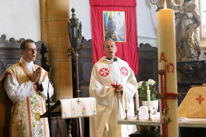 Pfarrer Bernd Wegscheider und Militärdekan Emmanuel Longin (von links) luden anlässlich des Gottesdienstes zum traditionellen „Engele-Aufziehen“. 