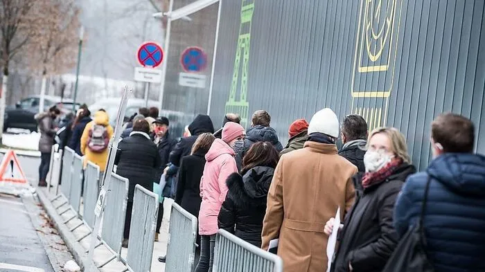 Schon um acht Uhr stellen sich Menschen für die Tests in Minimundus an.