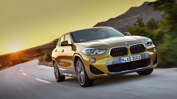 X6, X4, jetzt also der BMW X2 – der aufregendere X1. Zwei Designmerkmale fallen besonders ins Auge: Die markentypische Doppelniere kehrt die bisher bekannte Trapezform um und wird nach unten hin breiter.