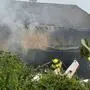 dpatopbilder - 31.05.2025, Nordrhein-Westfalen, Korschenbroich: Die Feuerwehr arbeitet an der Absturzstelle, nachdem ein Flugzeug in ein Wohnhaus gestürzt ist. Foto: Sascha Rixkens/Einsatzreport Niederrhein/dpa +++ dpa-Bildfunk +++