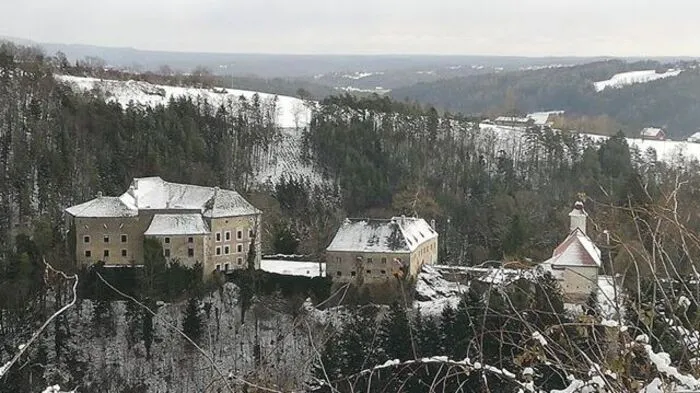 Winterliche Ansicht vom Schloss Gutenberg an der Raabklamm.