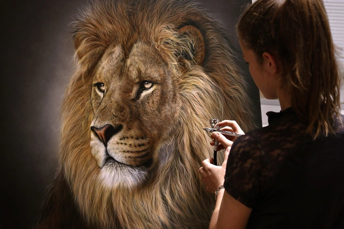 ... doch es sind Gemälde, die Melina Wuggonig mit ihrer Airbrush-Pistole Freihand schafft.