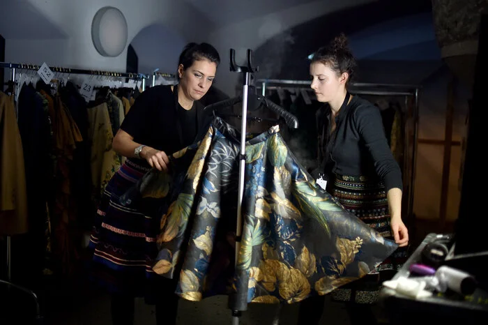 Die mondän gestylten Models trugen die Haare zu im Nacken sitzenden "messy" Knoten geschlungen, das Make-up schillerte in Schmetterlingsfarben. Sie präsentierten zu Pianomusik elegante Zweiteiler,  anschmiegsame Cocktailkleider, Hosenanzüge und weit schwingende Röcke in feinem Tweed, mit opulenten Stickereien, aus Seidensamt, Damast und Brokat. Eine wichtige Rolle spielten wandelbare 18 Hour Dresses, die sich mit wenig Aufwand von bürotauglich zu ausgehfein ummodeln lassen.  
