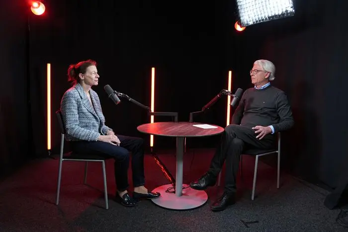 Bezirkshauptfrau Bettina Heinricher und Moderator Dénes Széchényi im Gespräch