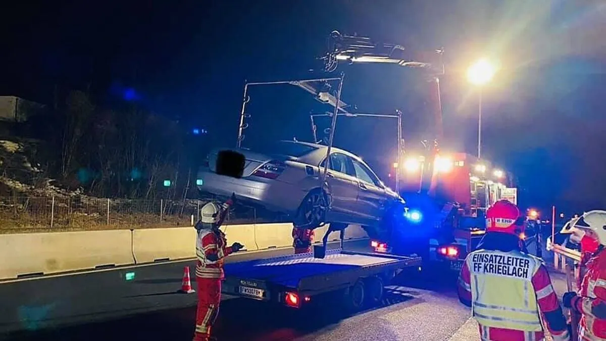 Die Feuerwehr barg das Fahrzeug