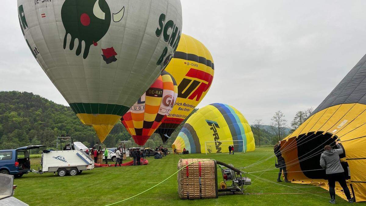 Um zirka 6 Uhr hoben am Freitag die ersten Heißluftballone vom Fresinger Fußballplatz ab