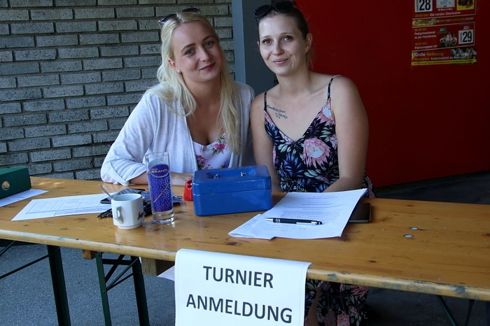 Für musikalische Untermalung sorgte am Abend dann die Gruppe „Manouka“ mit den Frontsängerinnen Eva Zagler und Hildegard Weißnar. Durch das Gewitter musste das Konzert allerdings nach eineinhalb Stunden abgebrochen werden