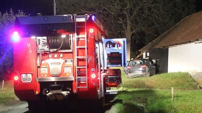 Pkw prallte in das Stallgebäude neben Gemeindestraße