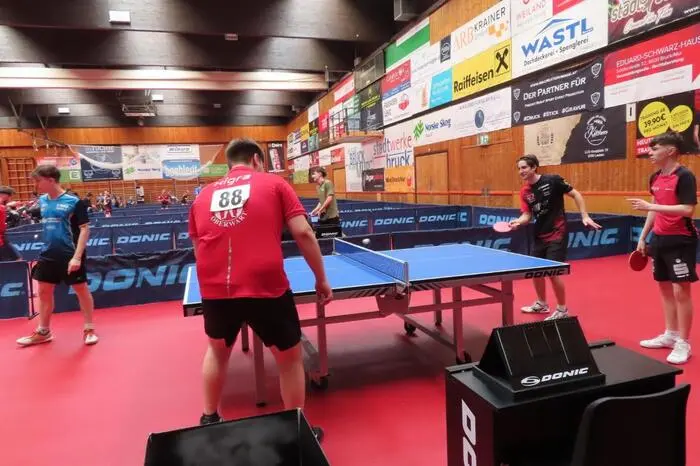 Die Hannes-Bammer-Halle wurde zu diesem Zweck mit 14 neuen Tischtennistischen ausgestattet und konnte mehr als 110 Spielerinnen und Spieler begrüßen