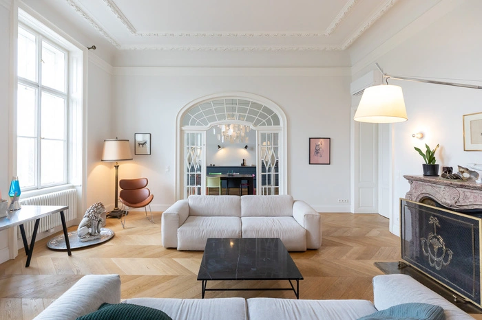 Heute findet man auf der Homepage ihrer Agentur Immobilien aller Art mit Namen wie „Konstanze“, „Antonia“ oder „Doris“, die für Drehs gemietet werden können. „Villen, Hallen, Sommerhäuser, teure oder billige Wohnungen, alles ist spannend. Wichtig ist die Vielfalt“, zählt Wittmann auf. Zu klein oder verwinkelt sollten die Objekte allerdings nicht sein