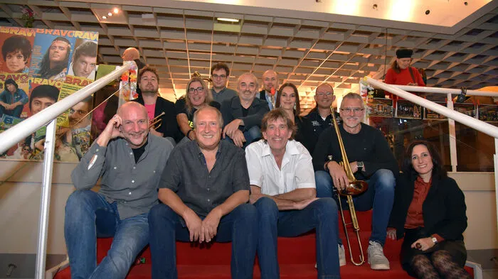 Mit dem Song Late in the Evening von Paul Simon war das "Simon&Garfunkel"-Tributkonzert schwungvoll eröffnet. Rolf Holub, Gert Prix, Heidi und Herbert Brandstätter, Roman Flammersfeld und Edgar Lutz sangen Freitagabend als Teil der zwölfköpfigen Band Over Troubled Water (am Foto) abwechselnd und zusammen im bestens besuchten Eboardmuseum. Beim Konzert als Band Over Troubled Water waren ebenfalls zu sehen: Daniel Amann mit der Trompete, Manfred Kanduth am Bass, Hans Peter Steiner und Alexandra Lassnig Walder mit dem Saxophon, Hans Lassnig Walder mit der Posaune und Paul Zewell an den Drums.