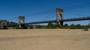 Historischer Tiefstand. Die Loire führt so gut wie kein Wasser mehr. Zu sehen ist eine Brücke in Langeais in Zentralfrankreich.