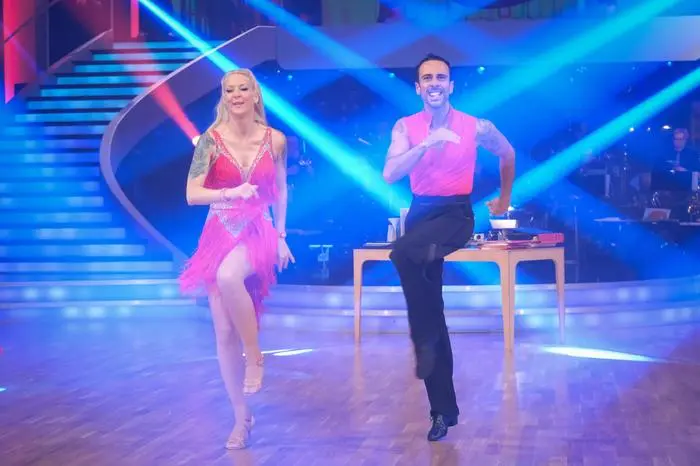 Dancing Stars - Probe - Die letzten vier Paare kämpfen heute um den Einzug ins große Finale von Dancing Stars und müssen heute sogar drei Tänze absolvieren. Im Bild: Simone Lugner, Danilo Campisi. - SENDUNG: ORF1 - FR - 16.05.2025 - 20:15 Uhr - Copyright: ORF/Hans Leitner - Veröffentlichung honorarfrei nur für redaktionelle Berichterstattung in Sendungszusammenhang und mit Copyrightangabe. Kontakt: foto@orf.at