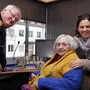 Rosa Herbst bei einem Besuch im Weizer Feuerwehrhaus im Jahr 2016 mit Wolfram Schwarz und Andrea Absenger, die eine Projektarbeit über das Leben von Herbst verfasste