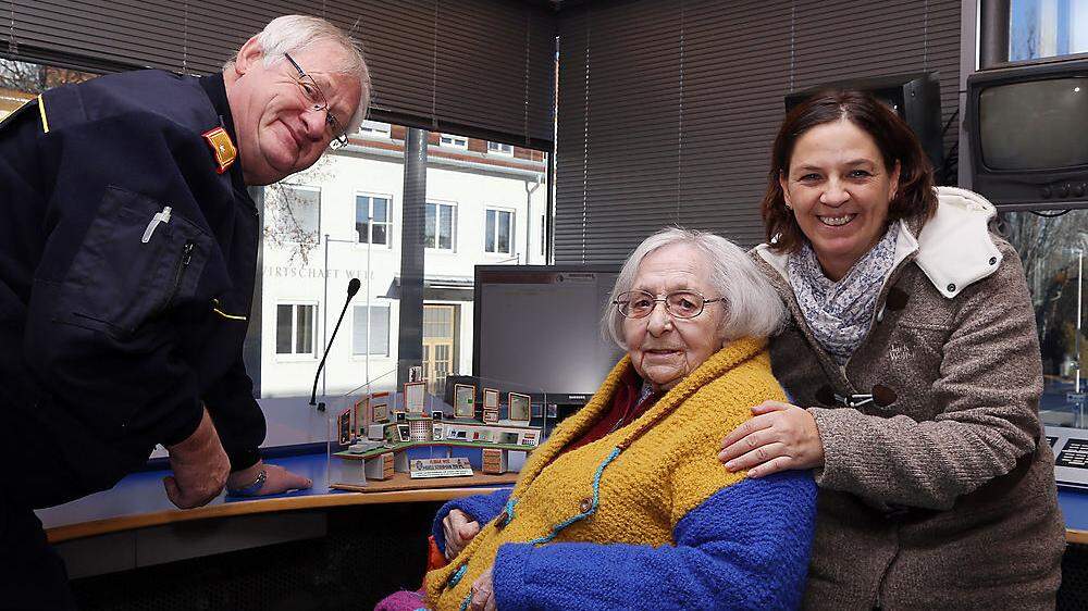 Rosa Herbst bei einem Besuch im Weizer Feuerwehrhaus im Jahr 2016 mit Wolfram Schwarz und Andrea Absenger, die eine Projektarbeit über das Leben von Herbst verfasste