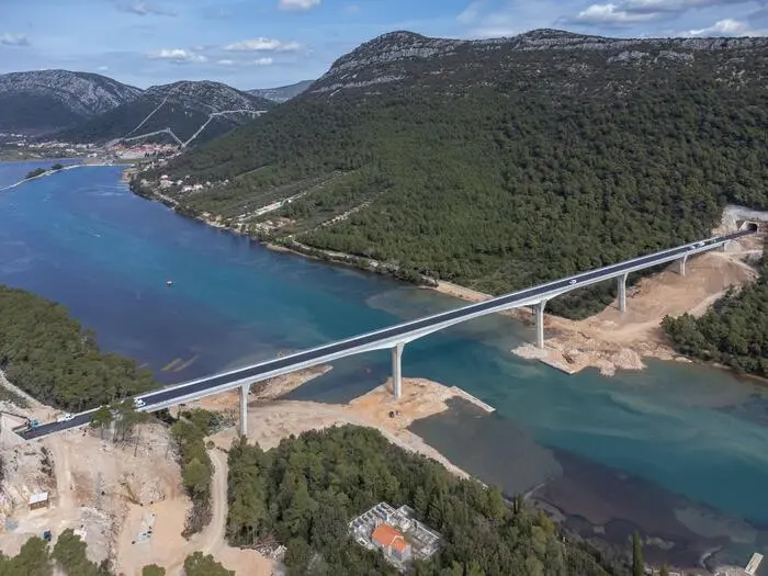 Wegen der zehnjährigen Garantie für die Brücke hat vermutlich der Bauträger die Kosten für deren frühe Überholung zu berappen – der chinesische Staatskonzern CRBC