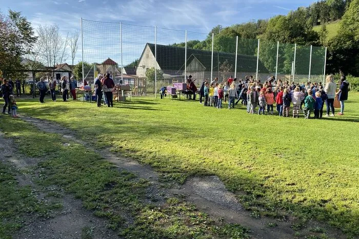 Der Spielplatz wird auch viel von den Kindern der Volksschule Afling (Gemeinde Bärnbach) genutzt werden. Im Gegenzug saniert Bärnbach auf eigene Kosten den Spielplatz im Freisinggraben, der viel von Kainacher Kinder benutzt wird.