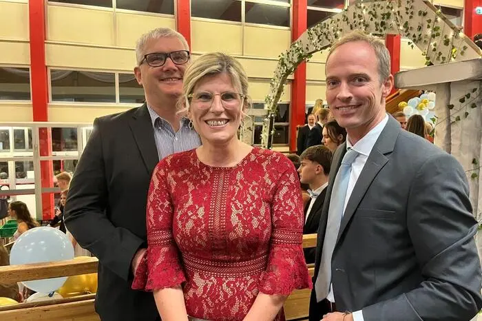 Unter den zahlreichen Ehrengästen befanden sich Birgit Sandler, Vizebürgermeisterin und Absolventin des Alten Gymnasiums, Gemeinderat Heimo Pfingstner, Johannes Gsaxner, in Mehrfachfunktion als Stadtrat, Kulturreferent und Professor des Alten Gymnasiums sowie Schulqualitätsmanagerin Alexandra Baumgartner.