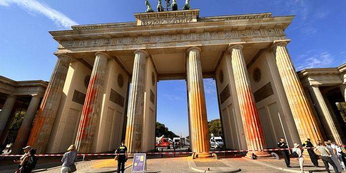 Das Brandenburger Tor nach der Sprühaktion.