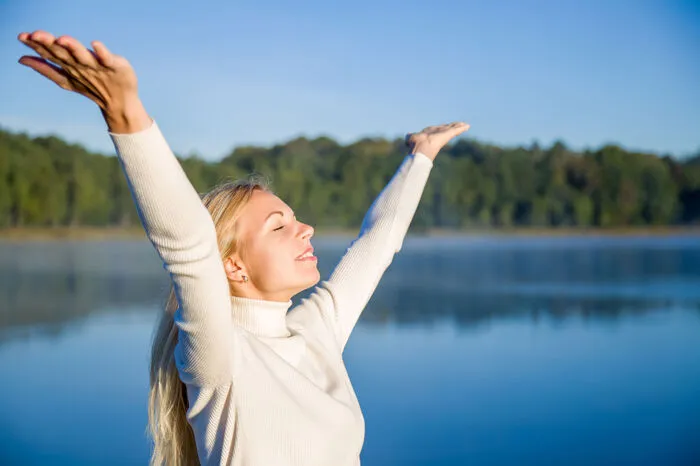 Eine Möglichkeit Achtsamkeit zu praktizieren ist, einen Spaziergang zu machen. Die Farben und Formen in der Natur geben ein optimales Setting ab, um Achtsamkeit zu entwickeln. Während Sie gehen, achten Sie auf alles Begegnende – Bäume, Vögel, Blumen, Licht und Schatten, auf Düfte und Klänge. Erlauben Sie sich die zahlreichen Einzelheiten wahrzunehmen – die Farbnuancen, die Stimmung des Lichts, die Adern eines Blattes, eine Wasserpfütze auf dem Weg.
