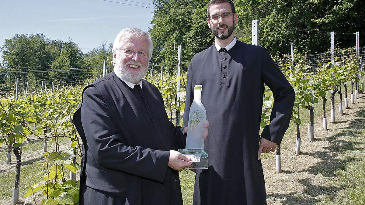 Pater Siegfried und Nikolaus mit dem Preis für den Chardonnay