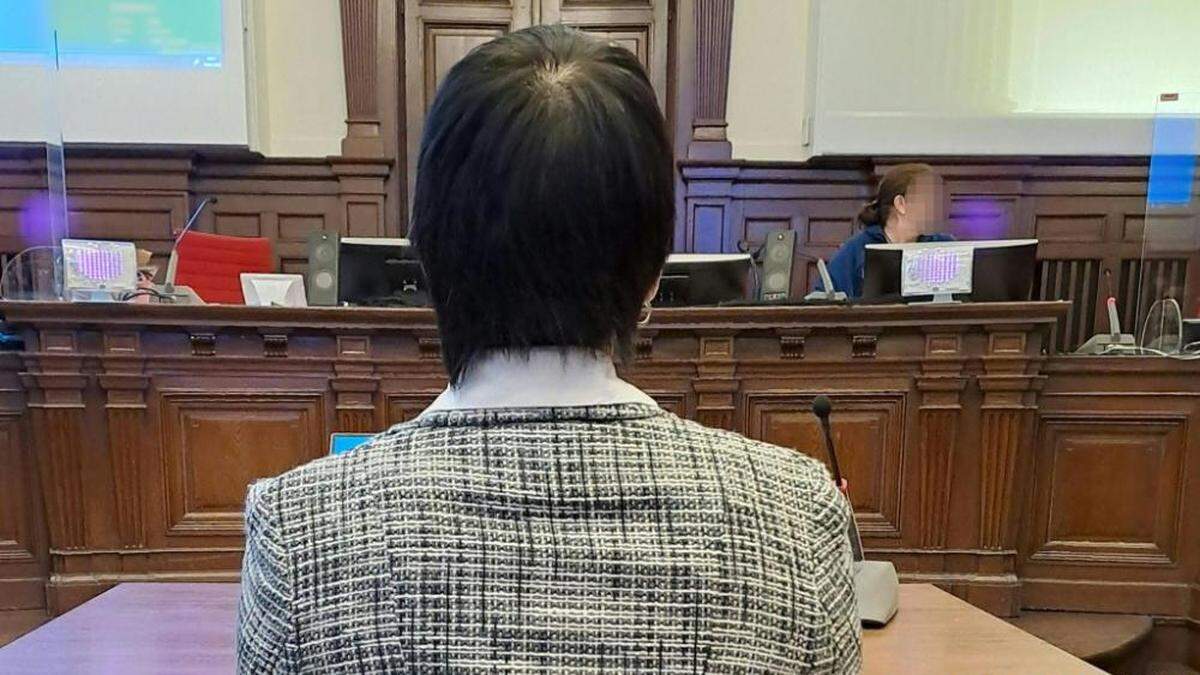 Die Staatsanwältin legt der 32-Jährigen zur Last, im Sommer 2022 ihrem 40-jährigen Ehemann, mit dem sie vier gemeinsame Kinder hat, im Schlaf mit einem Stanleymesser oder einer Rasierklinge den Hals aufgeritzt zu haben