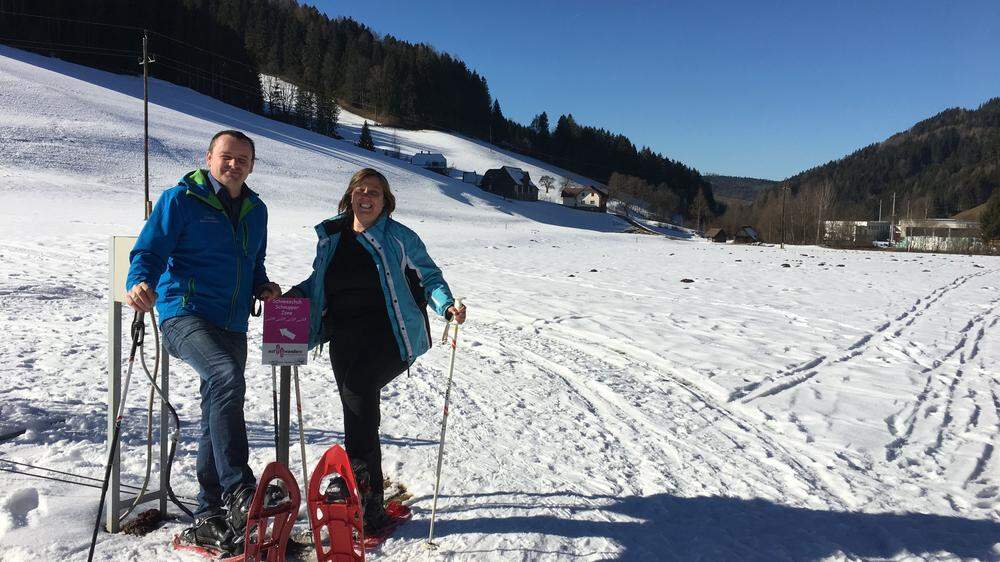 Bürgermeister Christian Wolf und Manuela Machner vom Tourismusverband beim Schneeschuhwandern