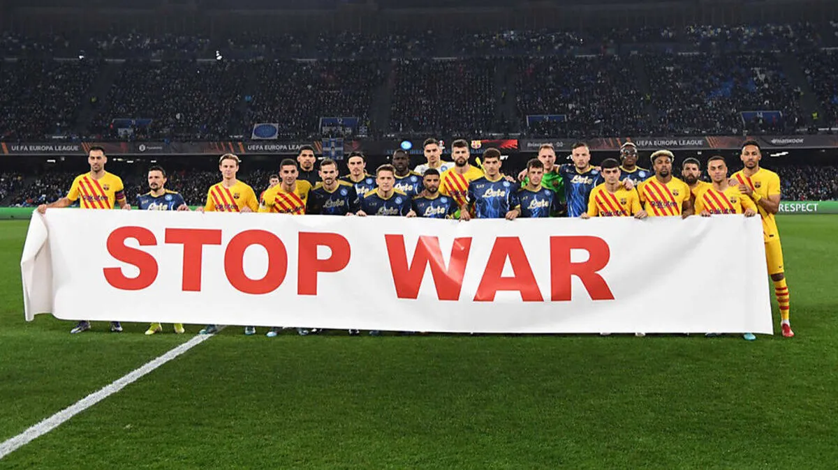 Die Spieler des SSC Napoli und FC Barcelona hatte eine klare Botschaft