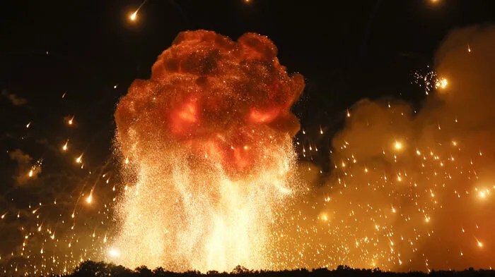 In einem Munitionsdepot des ukrainischen Militärs ist es zu mehreren schweren Explosionen und einem Brand gekommen.