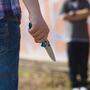 Jugendlicher mit Messer | Ein Anstieg von Jugendkriminalität beschäftigt die Politik