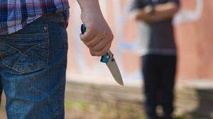 Jugendlicher mit Messer | Ein Anstieg von Jugendkriminalität beschäftigt die Politik