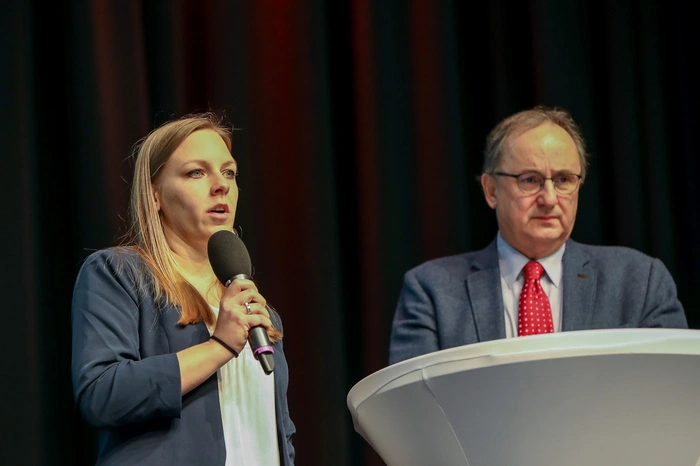Die APG reiste mit einer Delegation aus Anwälten, Kommunikations- und Projektverantwortlichen sowie Technikern an. Hier im Bild: Projektleiterin Stefanie Rakic und Rechtsanwalt Christian Onz