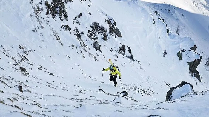 Teilweise müssen die Skier auch getragen werden