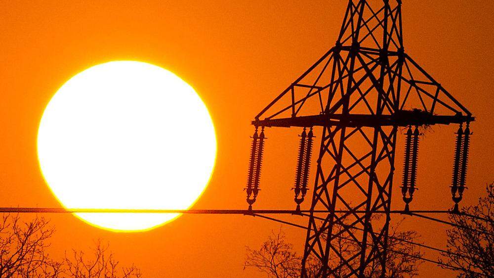 Stromleitung im Sonnenuntergang
